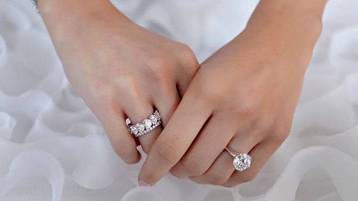 The Pros and Cons of Buying a Moissanite Engagement Ring